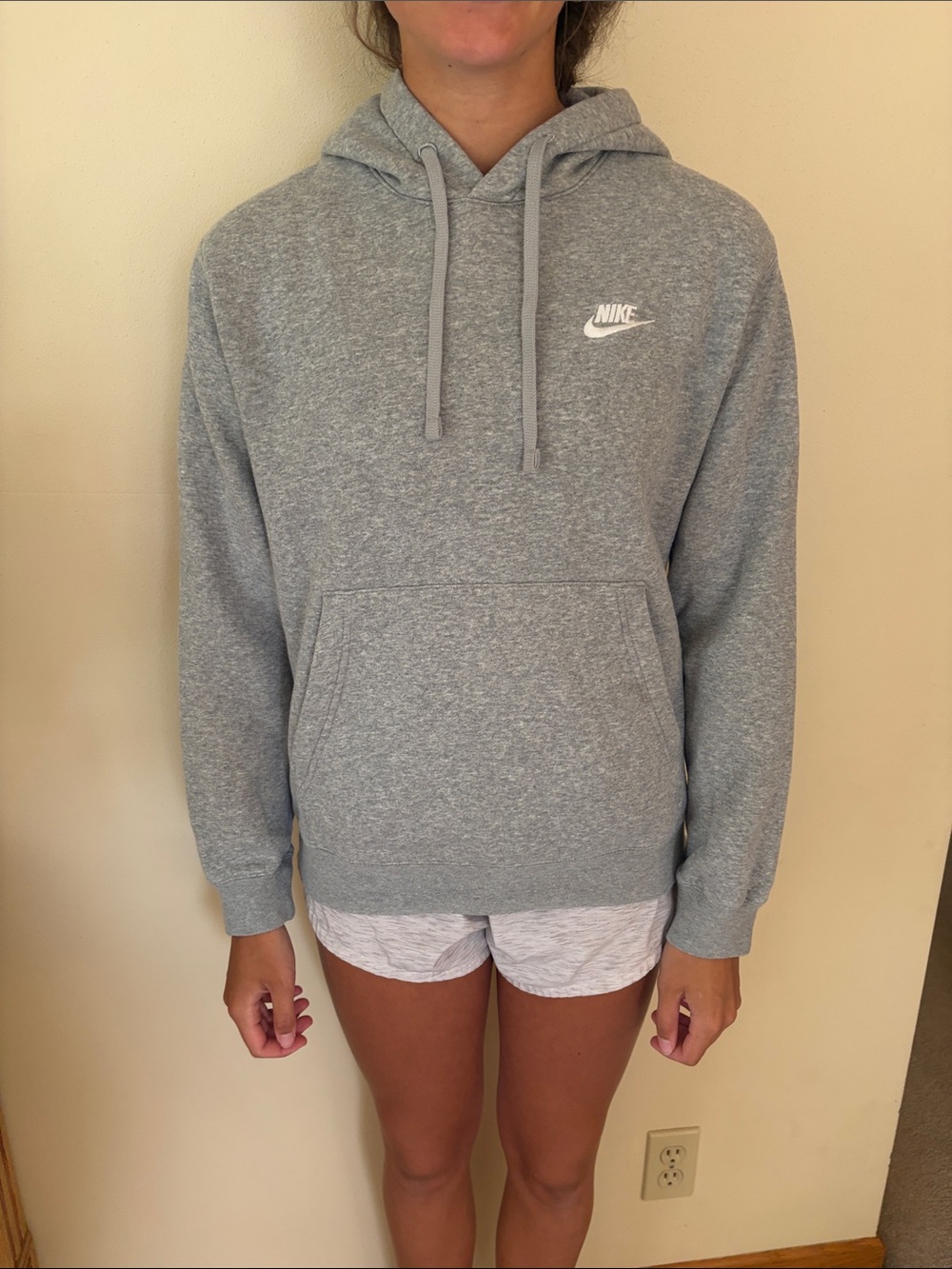 Men’s club fleece Nike Heather Gray Pullover Hoodie with Swoosh